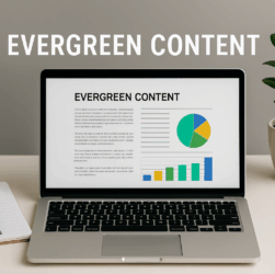 Laptop auf Schreibtisch mit geöffneter Seite „Evergreen Content“, daneben Notizbuch und Pflanze.